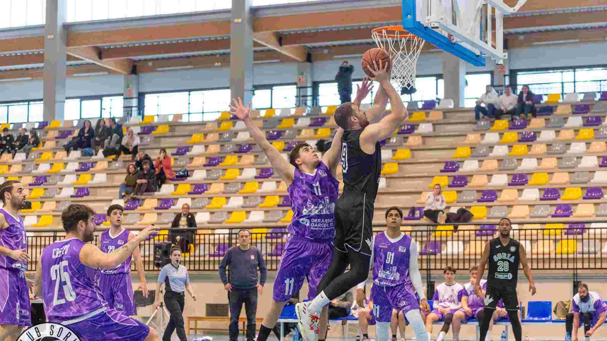 Hugo García anotó el triple de la victoria del Transler ante el IE University.