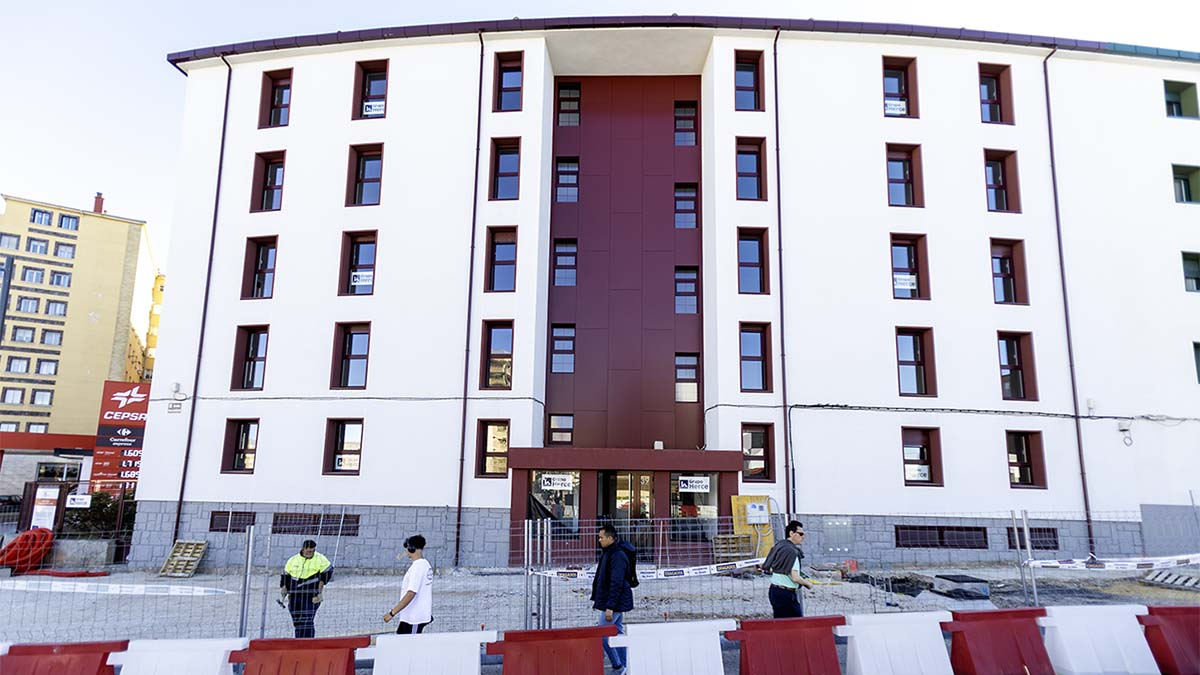 Fachada principal de las viviendas de los Camineros en la capital.