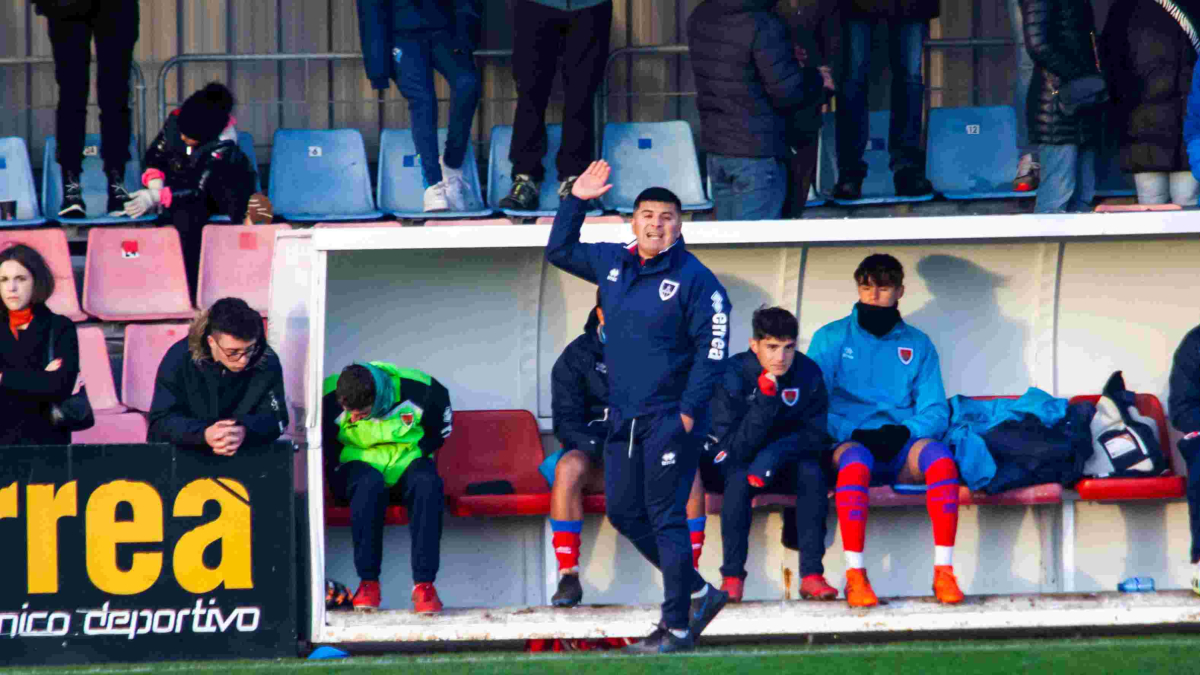 Fredy Vera en el banquillo dela Ciudad Deportiva en un partido de esta temporada.