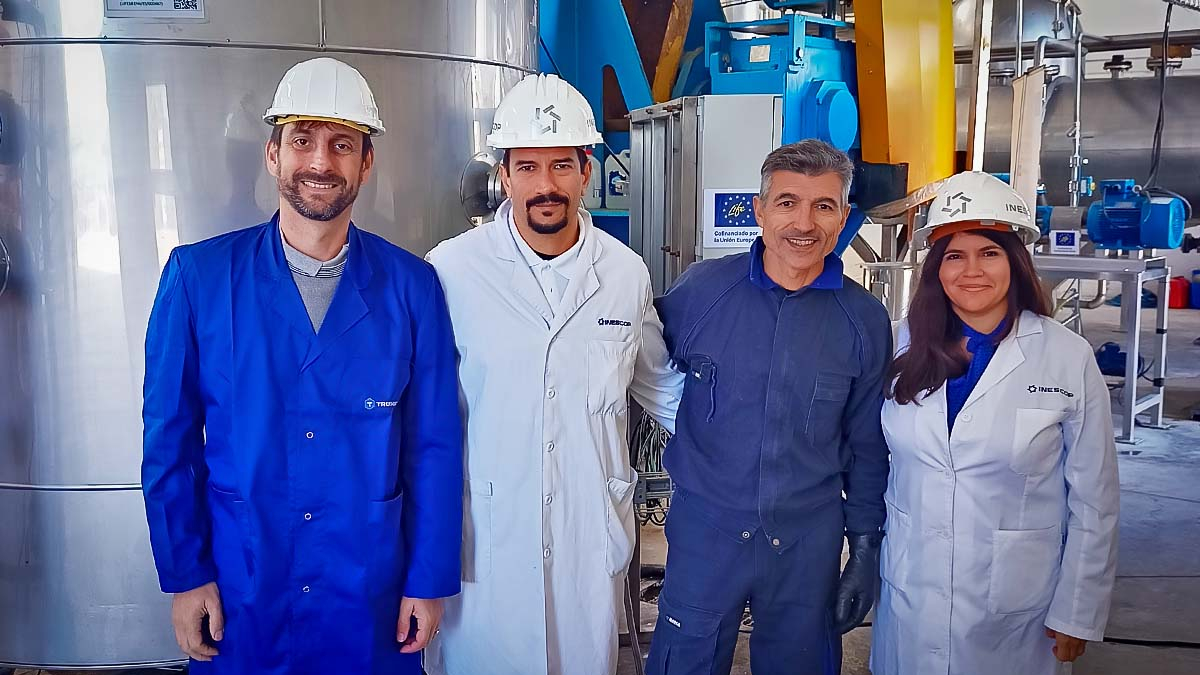 Investigadores participantes en el proyecto,  en la planta de ensayo en Almazán (Soria).