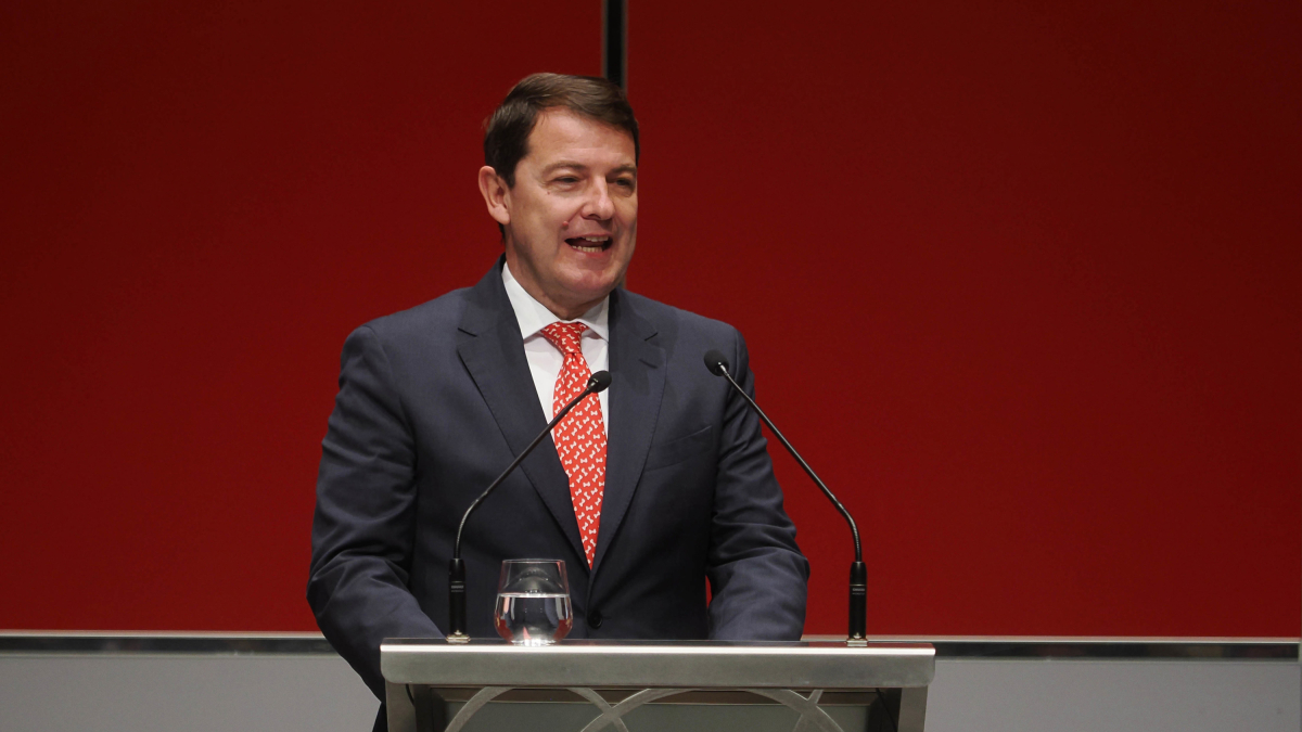 El presidente de la Junta de Castilla y León, Alfonso Fernández Mañueco, en su discursos en la entrega de los Premios Castilla y León 2023 en el Centro Cultural Miguel Delibes, en Valladolid.