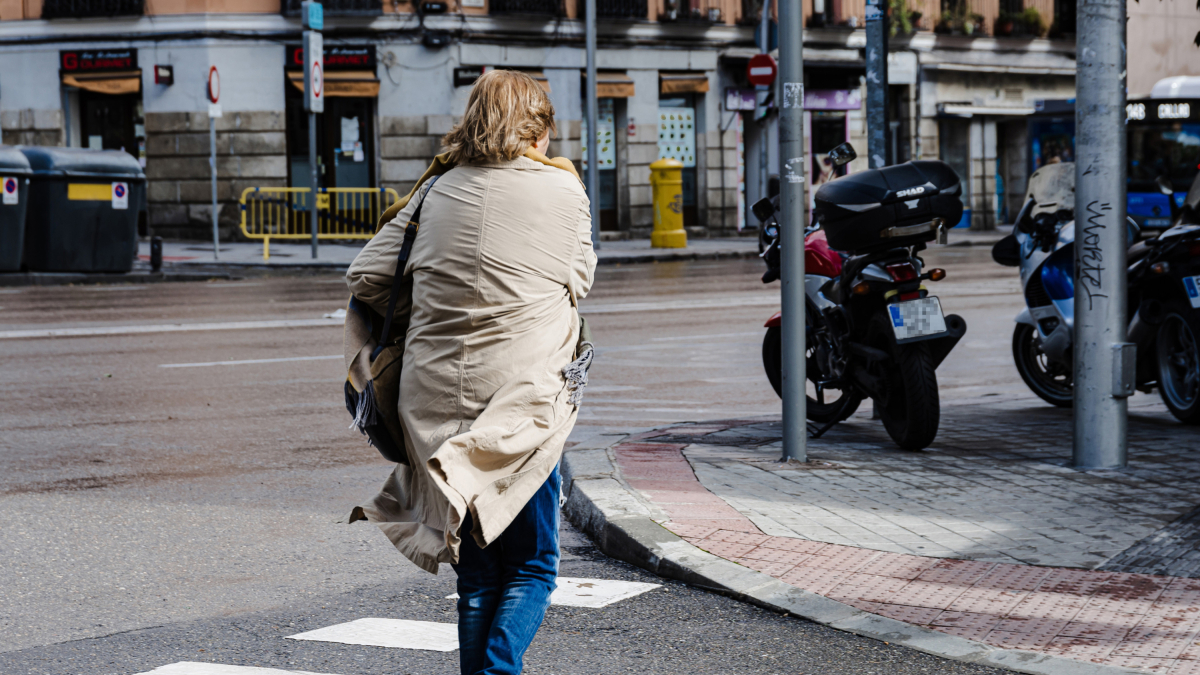 Archivo - Una mujer con el pelo y la chaqueta movidos por el viento, a 2 de noviembre de 2023, en Madrid (España).