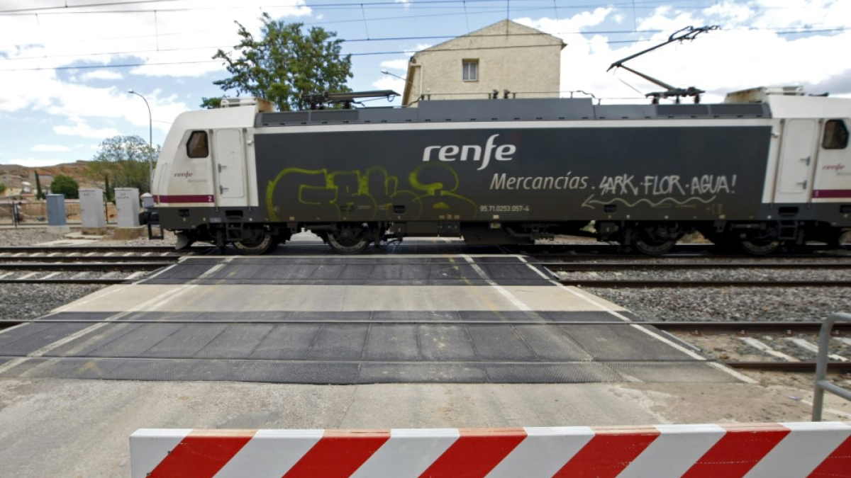 Un tren atraviesa un paso a nivel en Santa María de Huerta en una imagen de archivo.