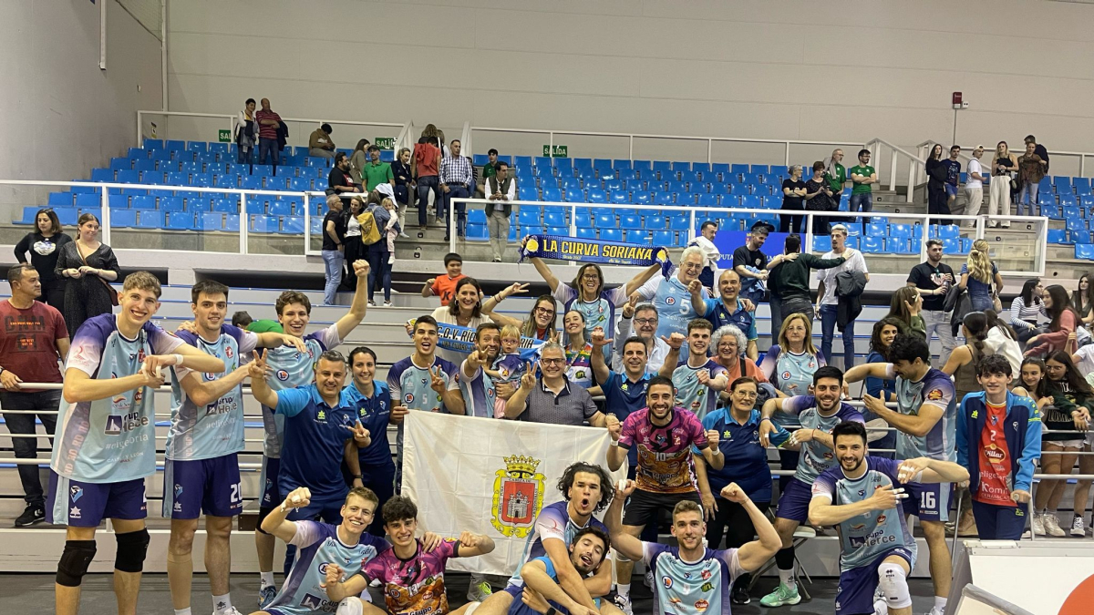 Plantilla y aficionados de Gupo Herce celebran el pase a la final de la Superliga tras eliminar a Unicaja en la final.