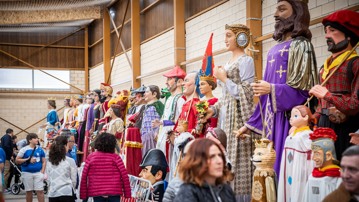 Gigantes y cabezudos convierten la Gigantalia 2024 en una fiesta.