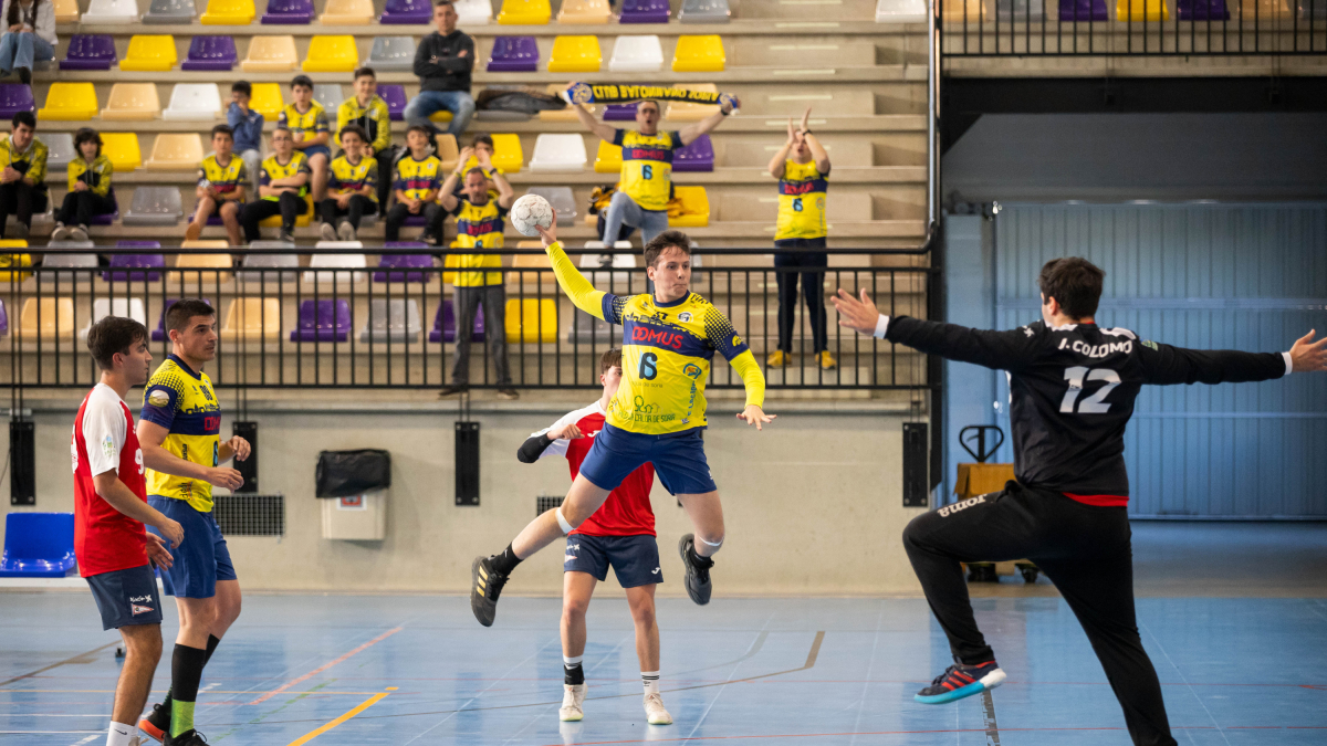 El canterano amarillo, Víctor Sanz, durante un lance del encuentro.