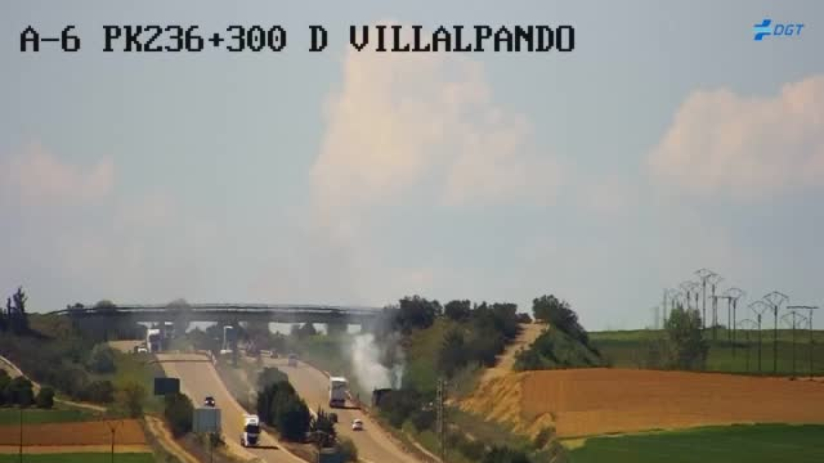 El camión, aún humeante tras el incendio.