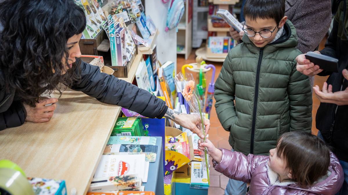 Los comerciantes de la calle Ramillete de Soria celebraron el Día del Libro acercando la cultura y la artesanía a la gente.