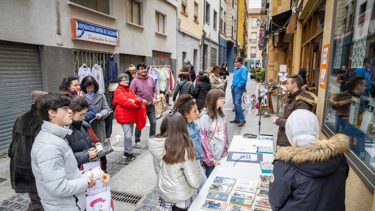 Celebración del Día del Libro en la calle Ramillete.