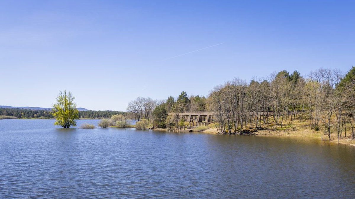Un pantano pletórico asegura las reservas hídricas
