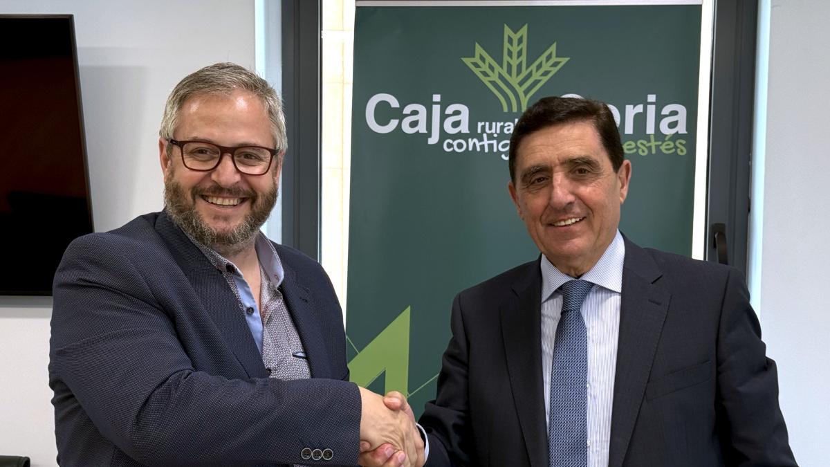 El presidente del C.V. Río Duero, Alfredo Cabrerizo, y el presidente de Caja Rural de Soria, Carlos Martínez, durante la firma del convenio.