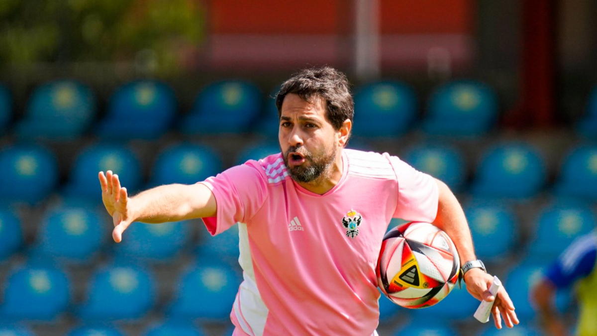 El entrenador del Talavera, Luis Ayllón, durante un entrenamiento.