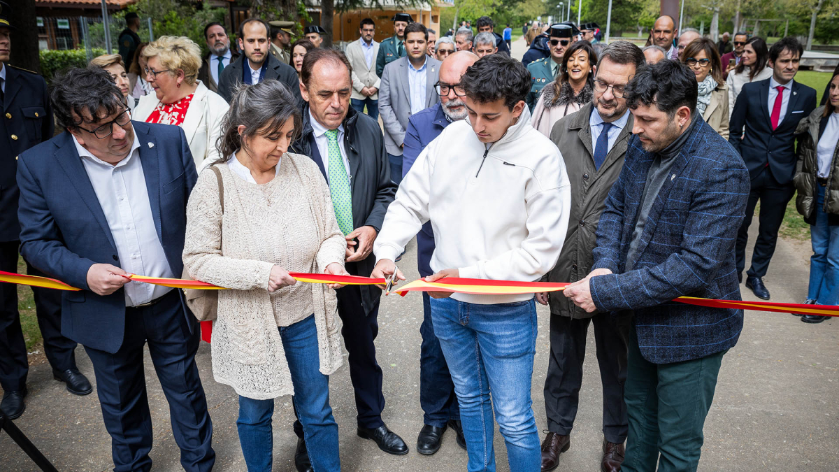 Mamen Barrios y David Guisande, esposa e hijo del fotógrafo Valentín Guisande, en el acto de inauguración de la feria de caza de Almazán.