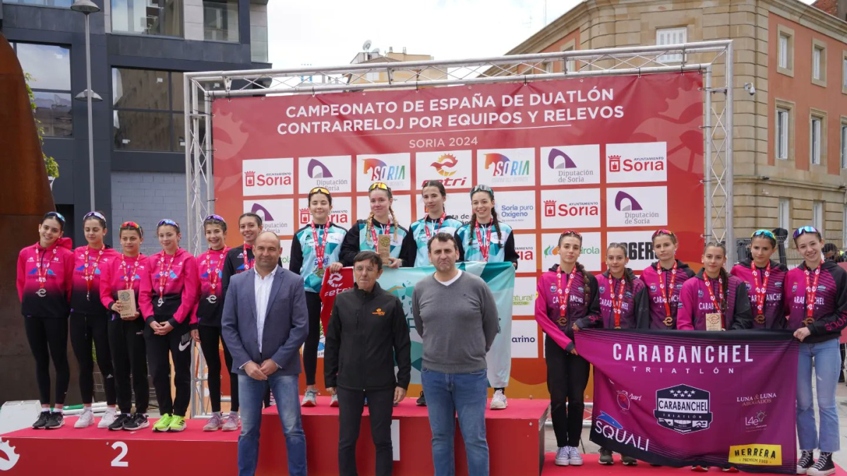 Tritones de La Rioja en los más alto del podio como campeonas de la categoría talentos.