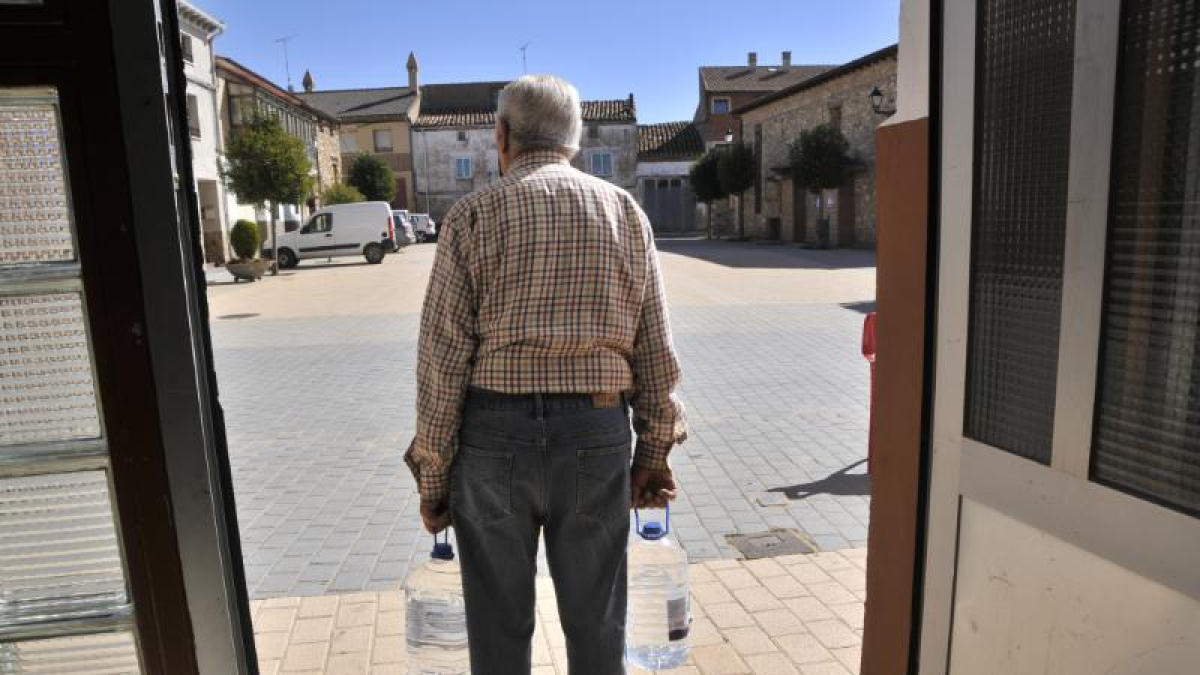 Recogida de agua en garrafas por problema de nitratos en Muro de Ágreda, en una imagen de archivo.