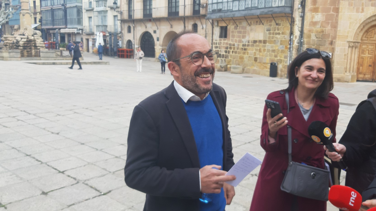 Luis Rey sonriente y aliviado este lunes en la plaza Mayor.