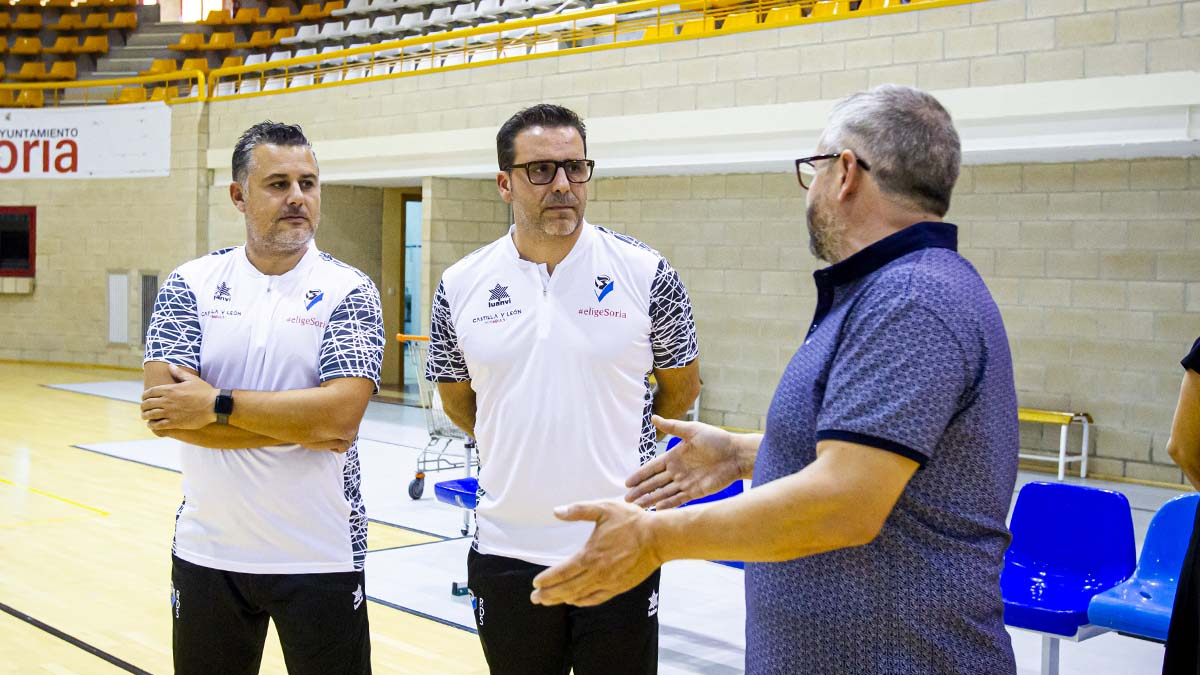 Alberto Toribio y Alfredo Cabrerizo, junto a Enrique Guíu, durante una charla en Los Pajaritos.