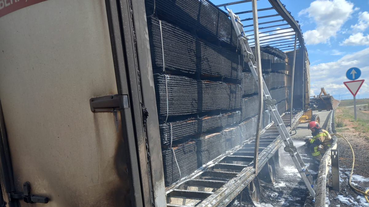 Caja del tráiler que ha sufrido el incendio en la A-15.