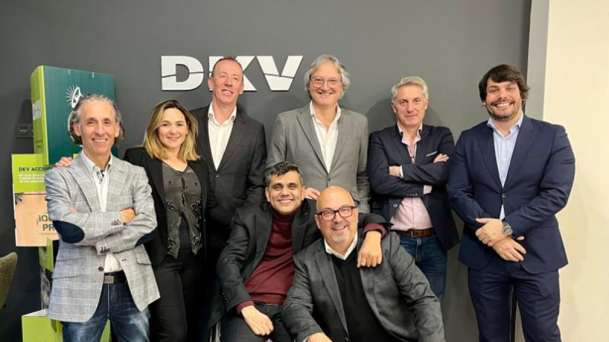 Asistentes a la inauguración de la oficina de DKV.