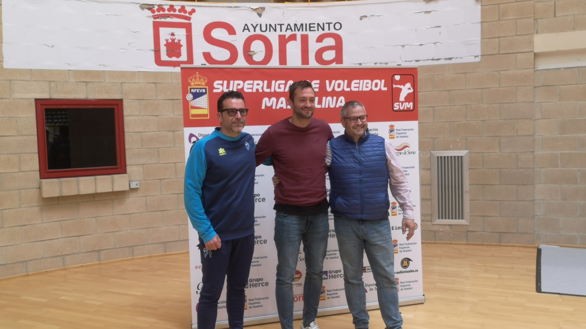 El entrenador del Grupo Herce, Alberto Toribio, el concejal de Deportes del Ayuntamiento de Soria, Manu Salvador, y el presidente del Grupo Herce, Alfredo Cabrerizo.