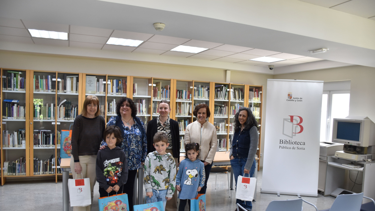 Los ganadores del concurso del Libro asisten a la entrega de premios.
