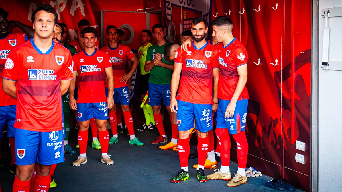 De Frutos, Lupu y Tamayo en el túnel de vestuarios de Los Pajaritos.