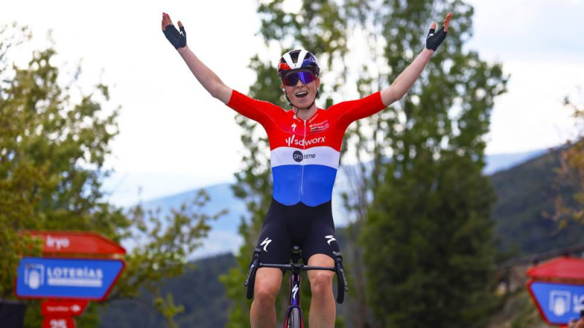 Demi Vollering es la líder de la Vuelta Ciclista a España femenina que hoy llega a Soria