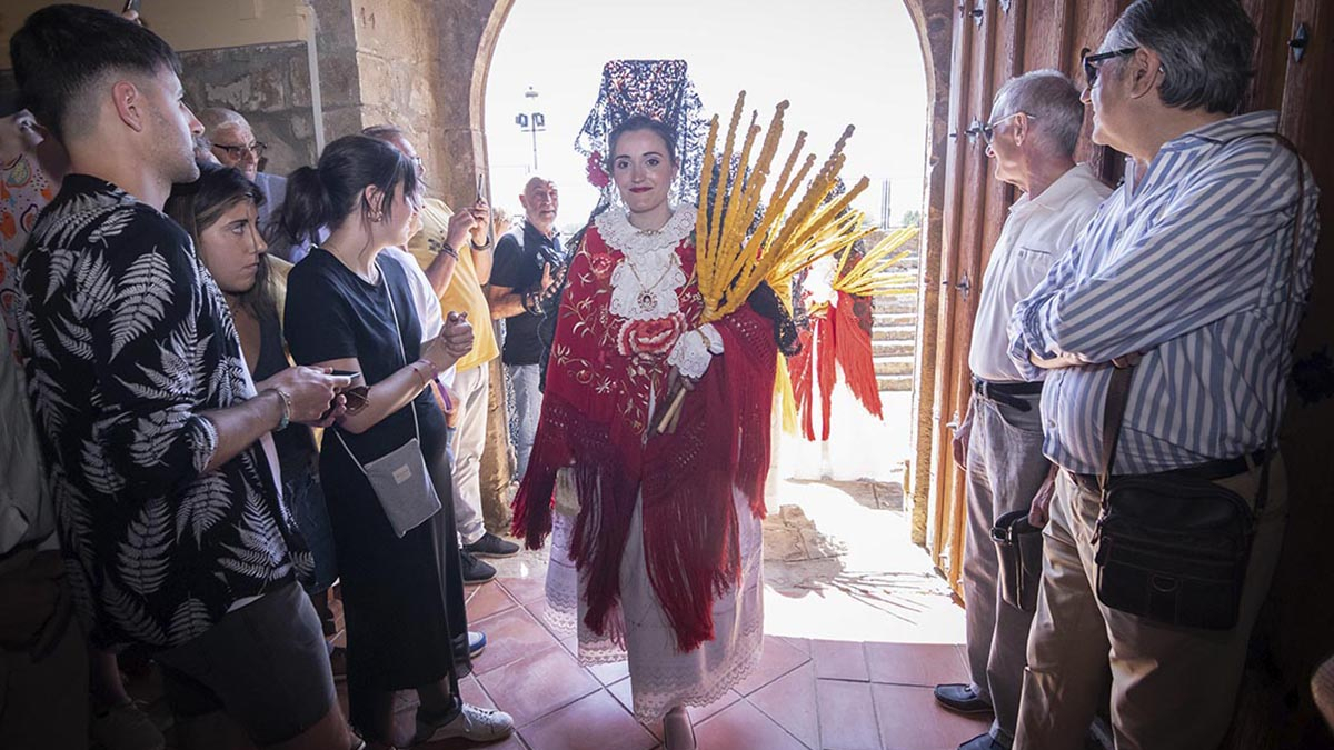 Las móndidas entrando en la iglesia en la mañana de San Juan.