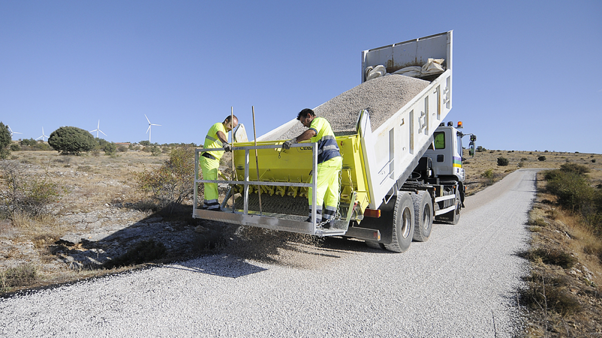 Trabajadores del departamento de Vías y Obras arreglando una de las carreteras.