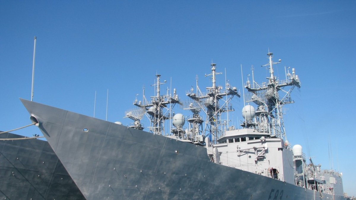 La fragata Numancia atracada en un puerto español.
