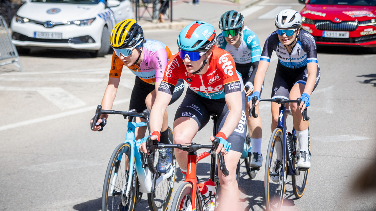 Una imagen de la Vuelta Ciclista Femenina a su paso por Soria