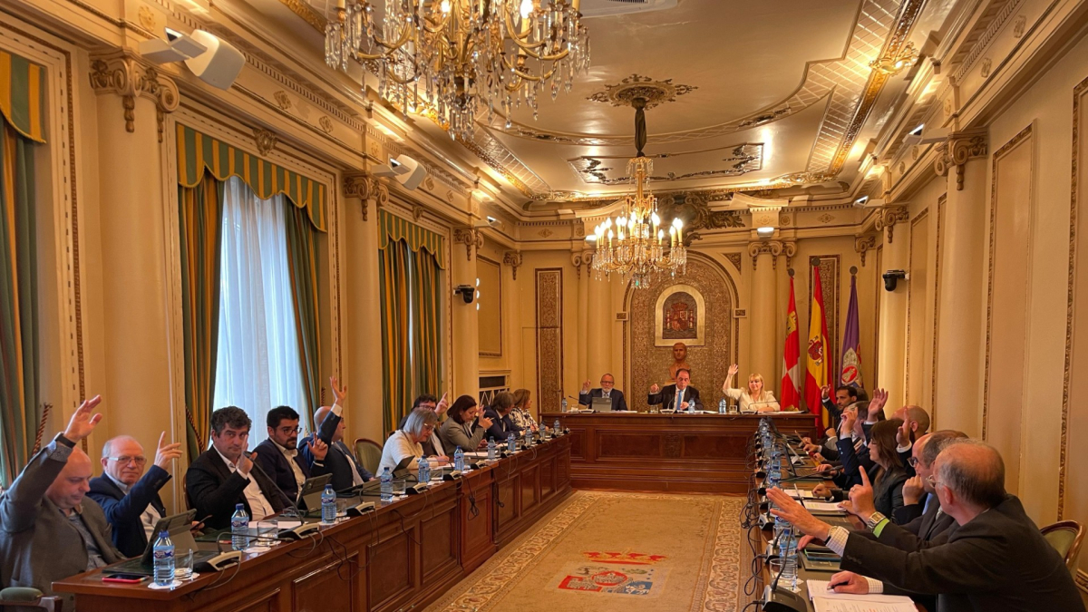 Corporación provincial en una votación en el pleno de ayer.