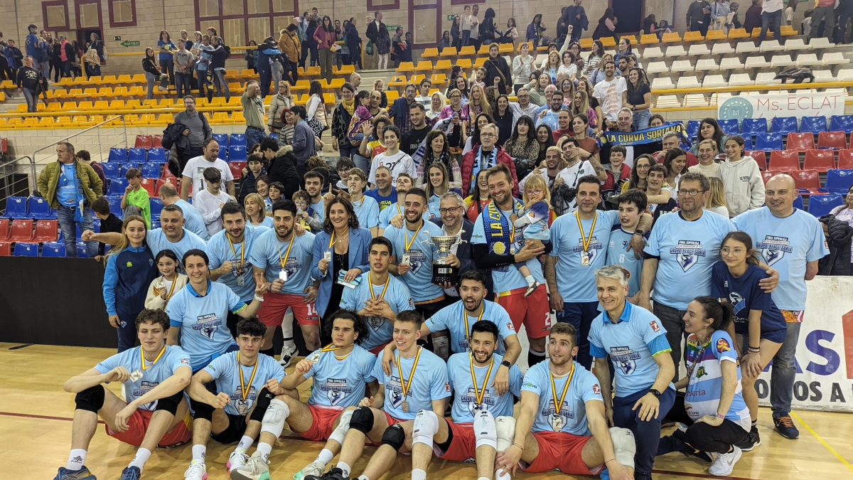 La plantilla del Grupo Herce celebra el título de subcampeón de Superliga.