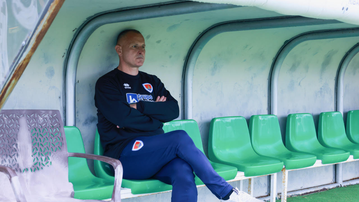 Javi Moreno en el banquillo del Estadio Príncipe Felipe de Cáceres.