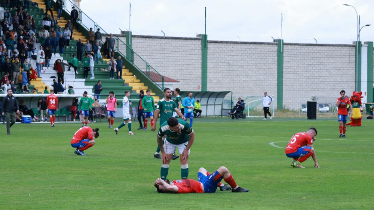 Los jugadores del Numancia, tendidos en el terreno de juego tras finalizar el partido.