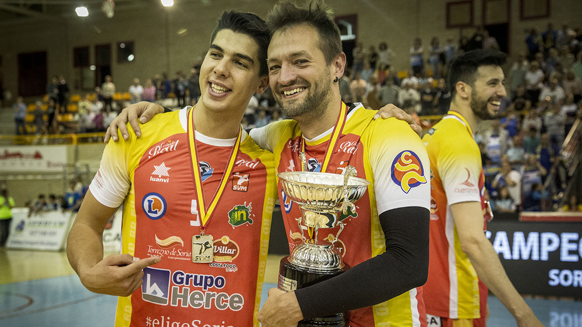 Lucas Lorente y Manu Salvador con la medalla del subcampeón de España de voleibol el pasado sábado en el San Andrés.
