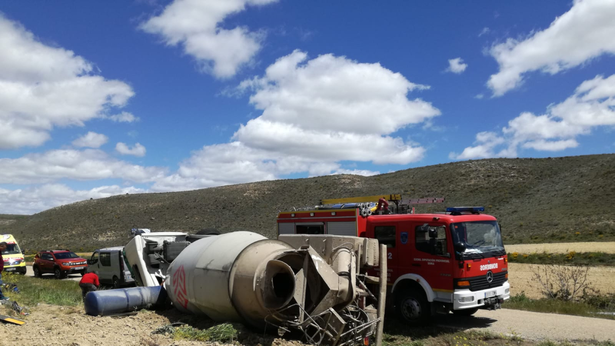 Camión hormigonera volcado tras el accidente de tráfico.