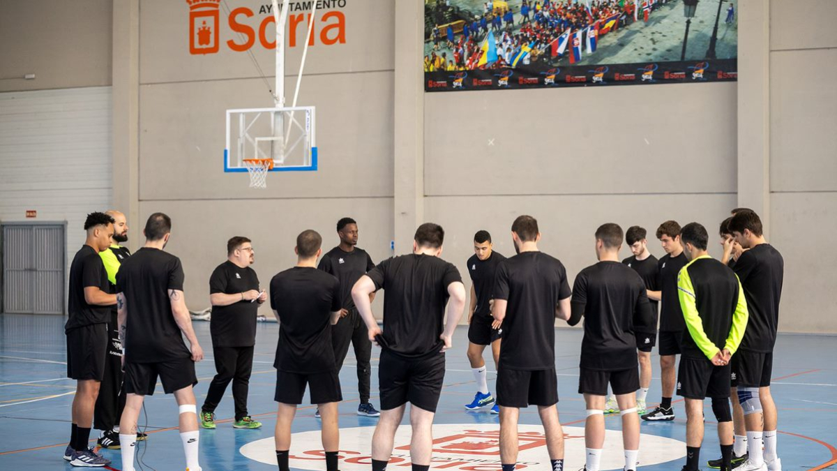 Jordi Lluelles charla con sus jugadores antes de un entrenamiento de esta semana.