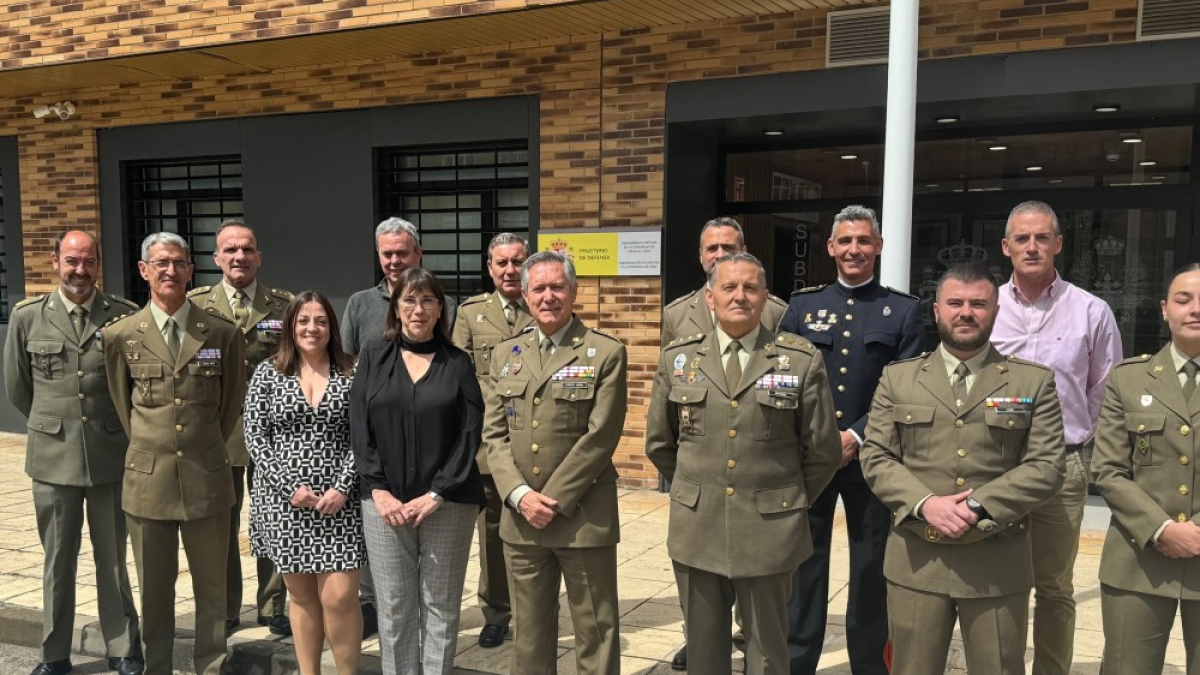Foto de grupo con el Coronel Lidón en la Subdelegación de Defensa de Soria.