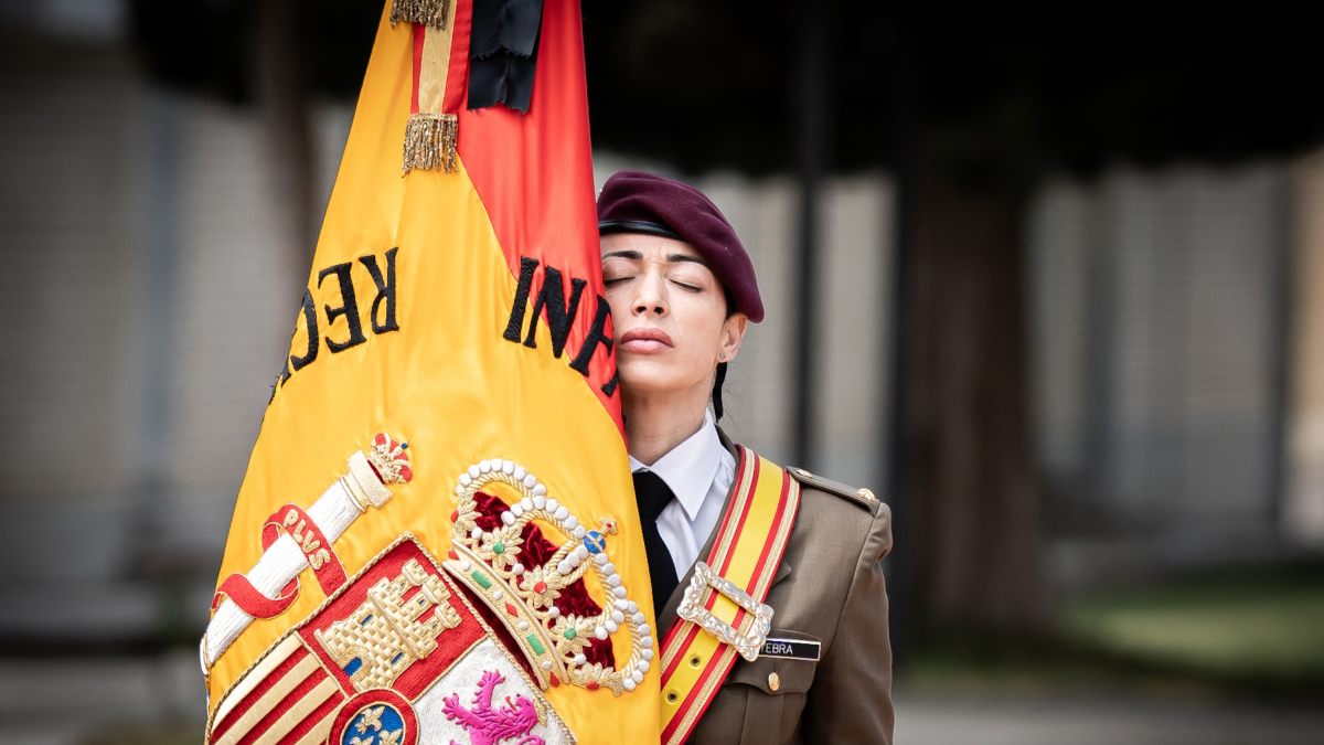 Una militar con la bandera de España,