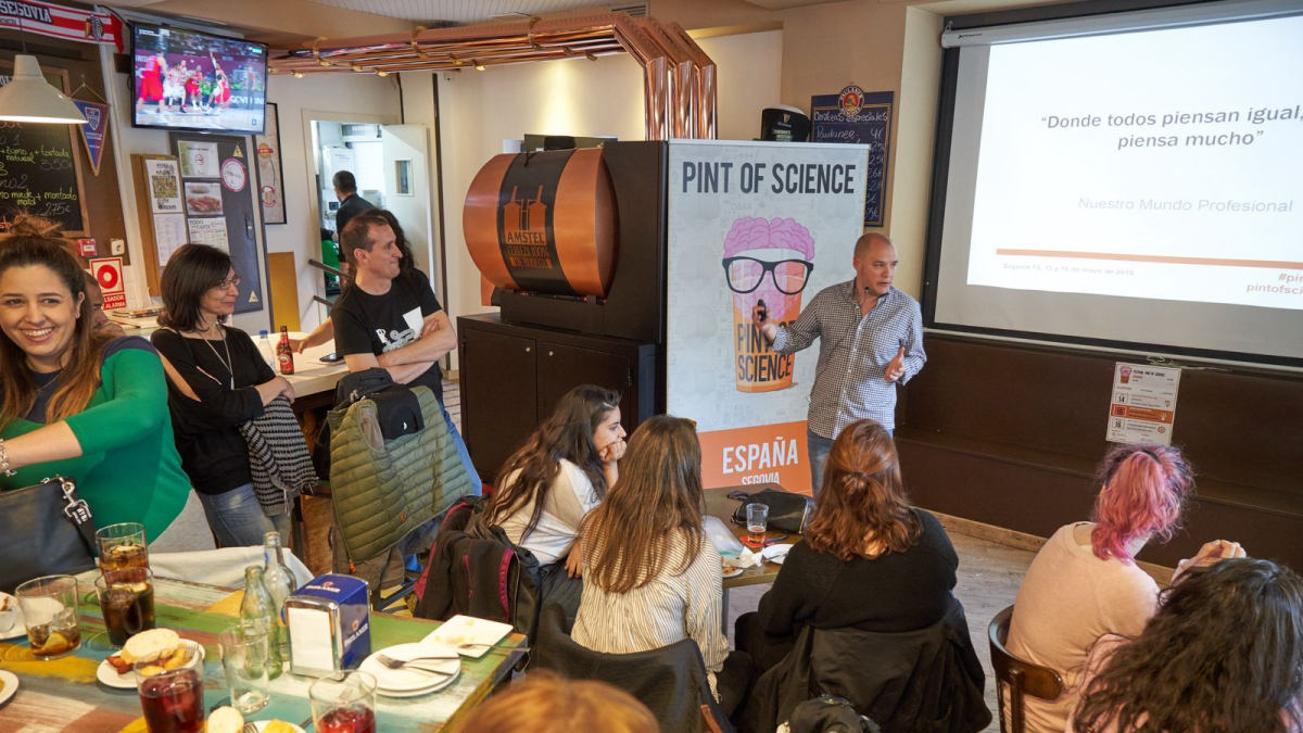 Celebración de una edición previa de la Pint of science.