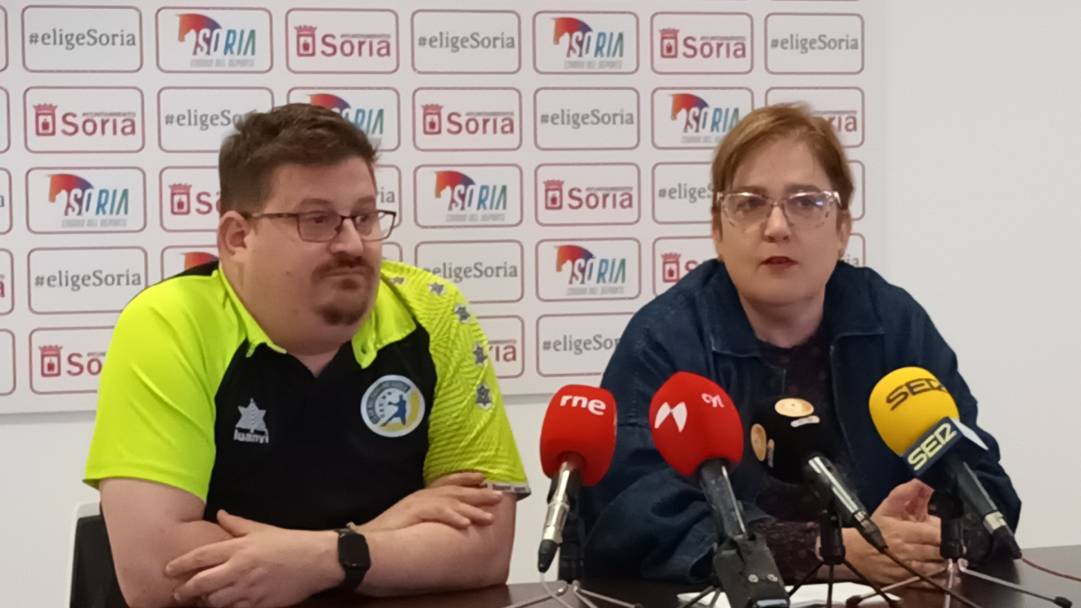 Jordi Lluelles y la directiva del BM Soria Pilar Romero.