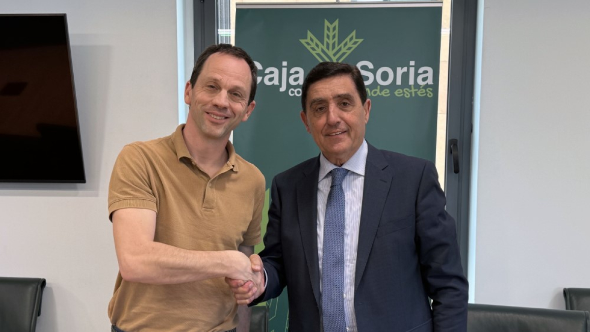 Rodrigo Gómez y Carlos Martínez estrechan sus manos tras la renovación del convenio.