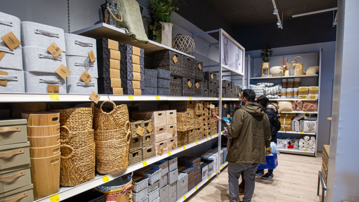 Varias personas en un comercio de artículos para el hogar.