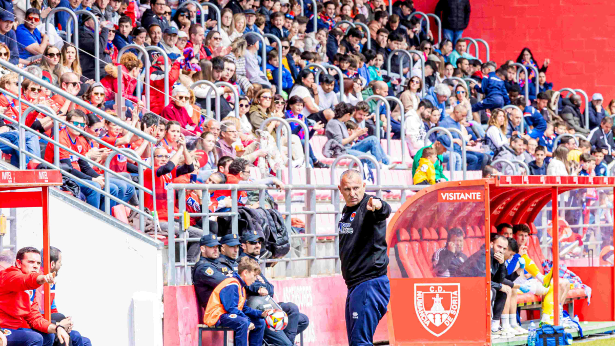Javi Moreno durante un encuentro de esta temporada en Los Pajaritos.