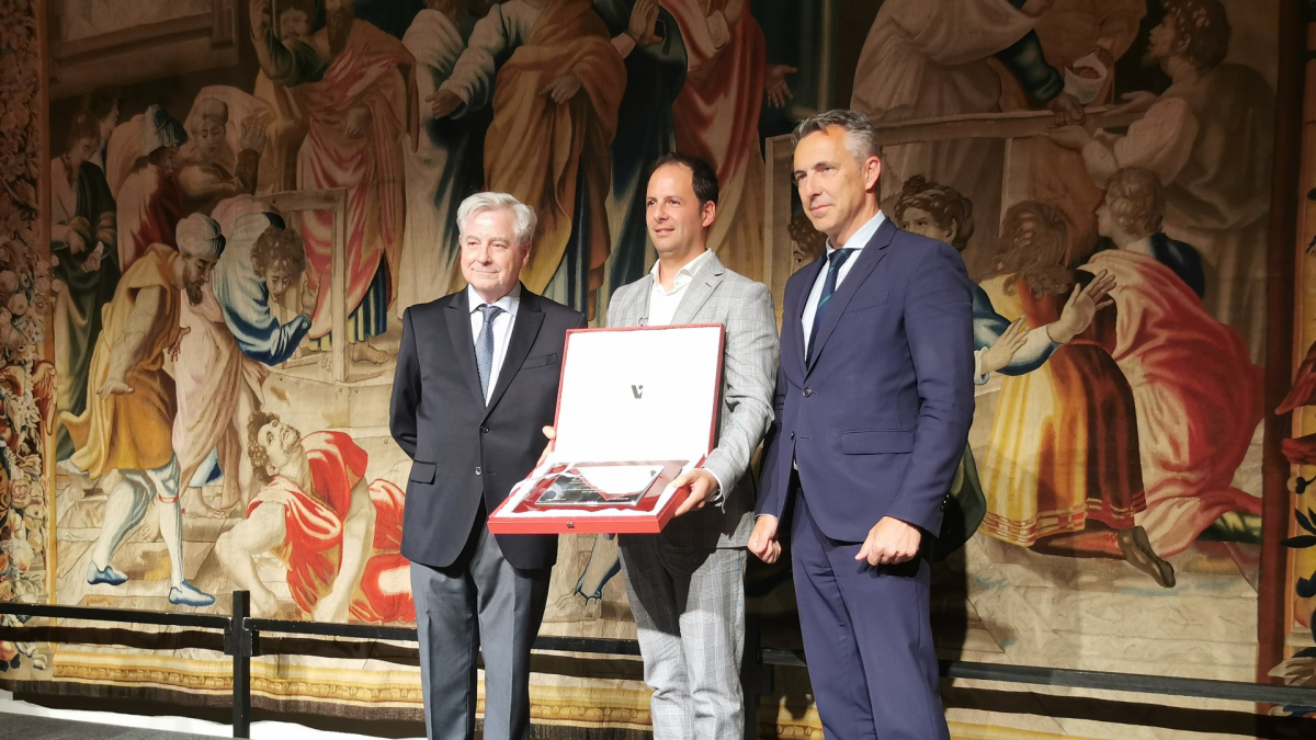 En el centro, el tesorero de Copiso, Jesús Ciria García de la Torre, recibiendo el premio del Colegio.