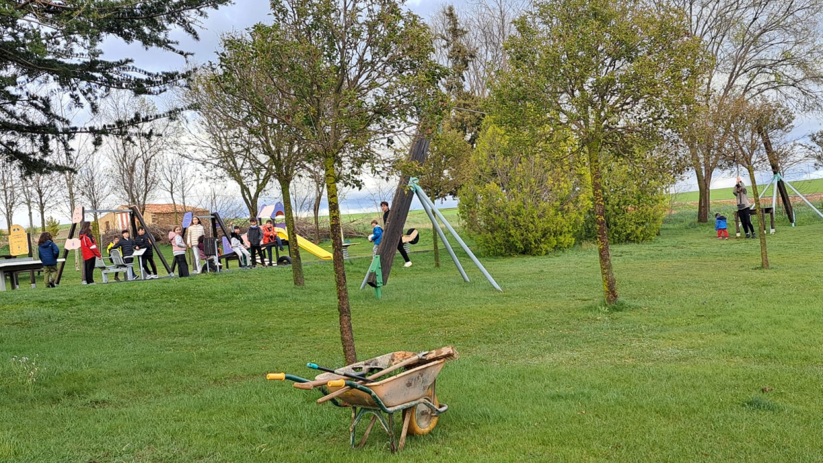 Zona de recreo en Fuentestrún donde se construirán las pistas de pádel y multideporte.