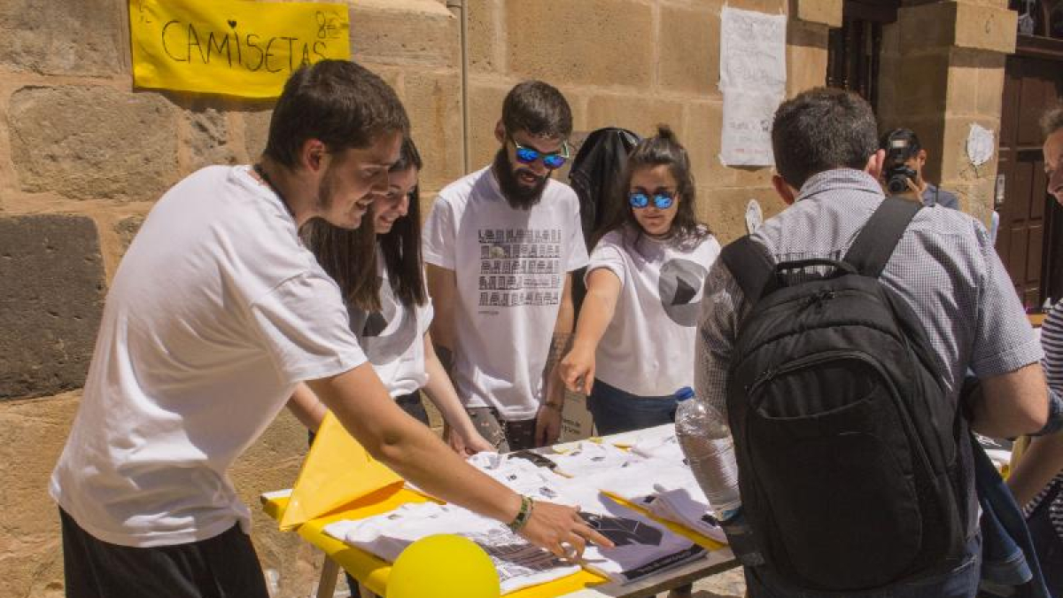Participantes en una mes informativa sobre la Jornada en la Escuela de Arte.