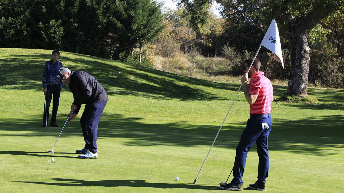 Un jugador durante un torneo en el Club del Golf Soria.