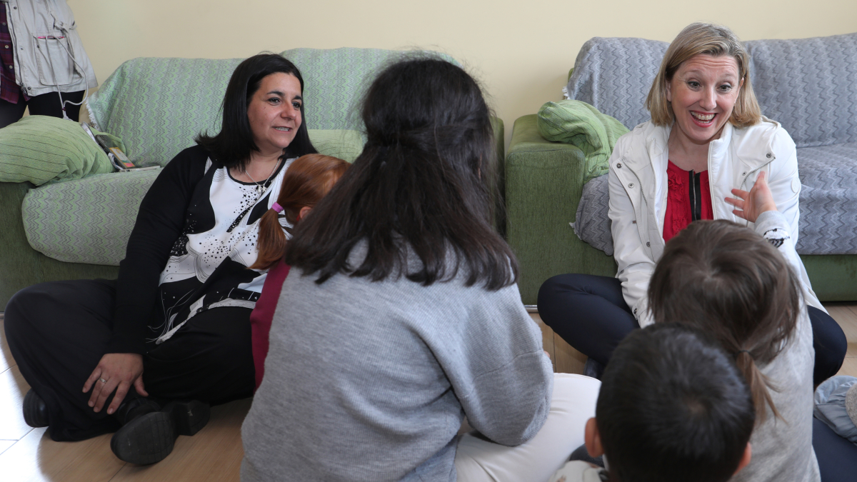 La consejera de Familia e Igualdad de Oportunidades, Isabel Blanco, visita los Hogares de Mensajeros de la Paz, en la imagen junto a la directora del Hogar Mayte Gómez y algunos de los menores.